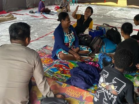 Tim Psikologi Polda Papua saaat mendampingi korban gempa (SinPo.id/Div Humas Polri)