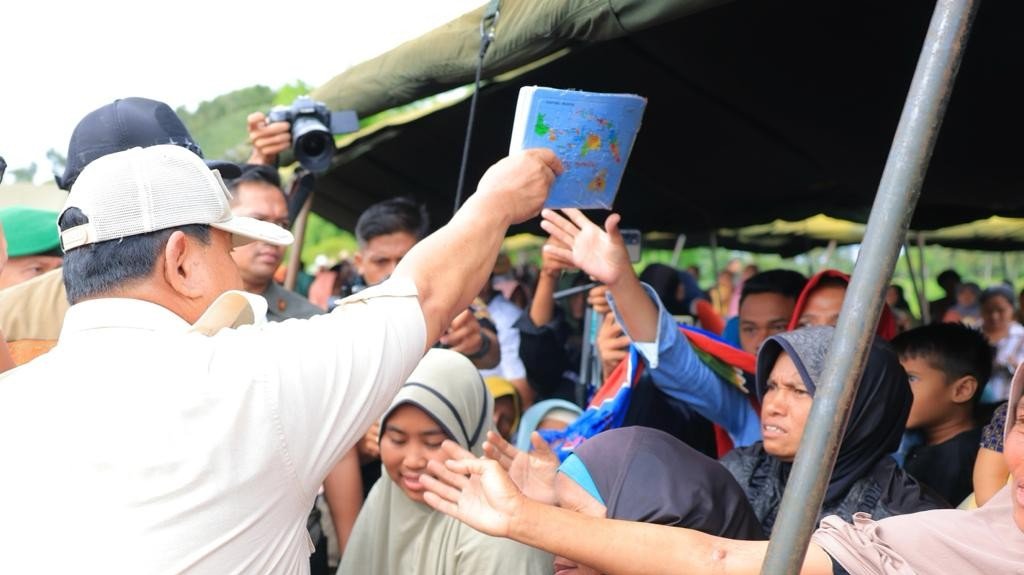 Menteri Pertahanan Prabowo Subianto saat bagikan buku puzzle peta Indonesia di NTB/ Tim Media Prabowo