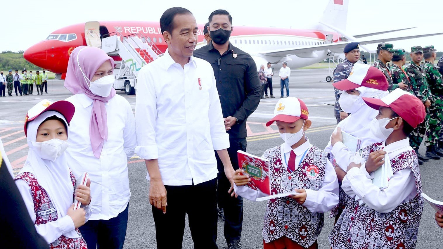 Presiden Joko Widodo saat menyapa dengan sejumlah murid SD di Balikpapan/ BPMI Setpres