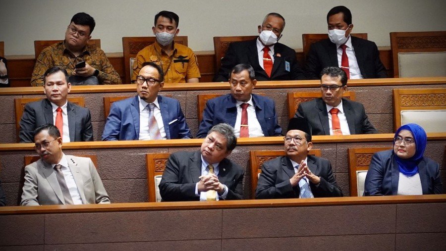 Wamenag Zainut Tauhid dampingi Menko Bidang Perekonomian Airlangga Hartarto, pada rapat Paripurna DPR (Kemenag_