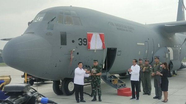 Menhan Prabowo saat menyerahkan replika kunci pesawat Super Hercules ke TNI (Tim Media Prabowo)