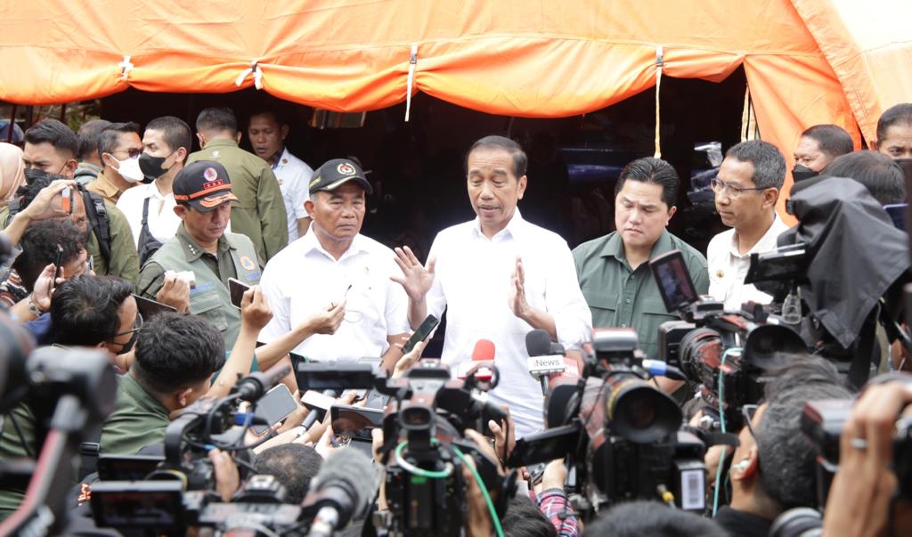 Kepala BNPB Letjen TNI Suharyanto S.Sos., M.M., mendampingi Presiden RI Joko Widodo meninjau lokasi kebakaran Plumpang