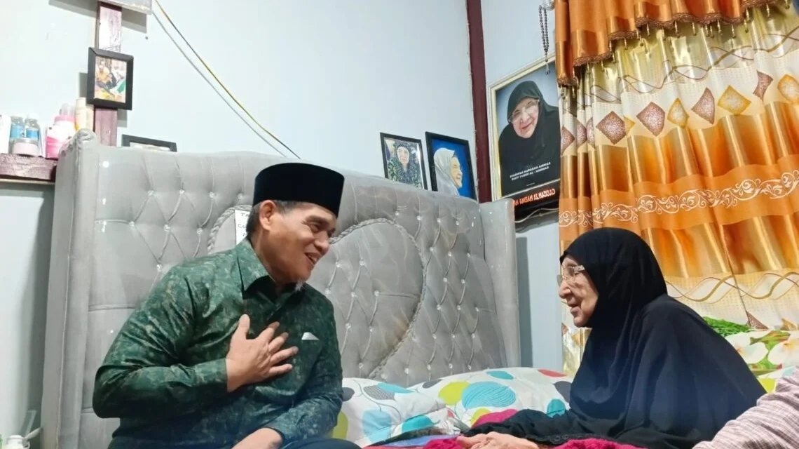 Romo Muhammad Syafii saat menemui Umi Syarifah Hubabah Annisa/ Dok. Gerindra
