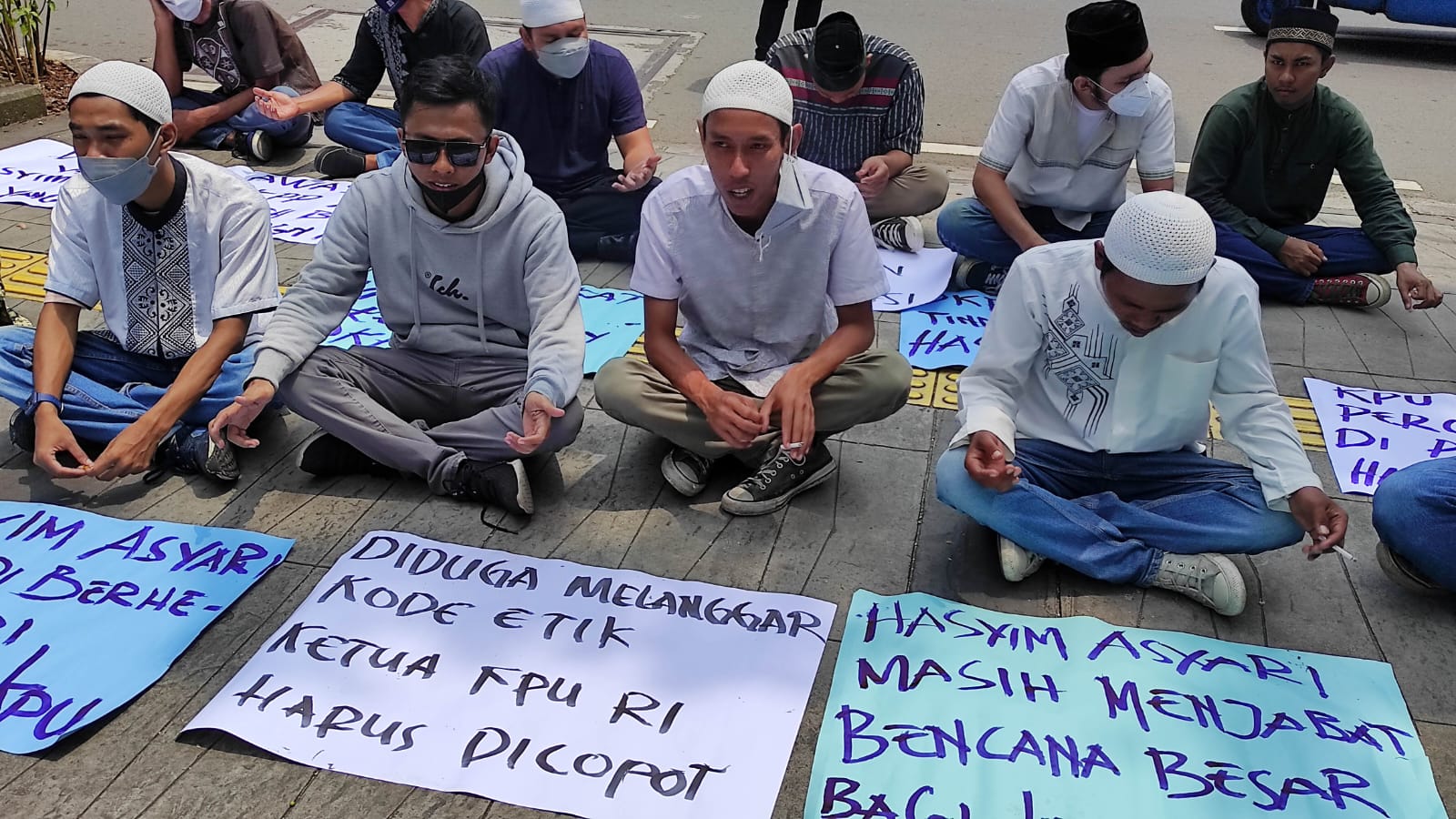 Aksi massa di depan kantor DKPP (SinPo.id/ Anam)