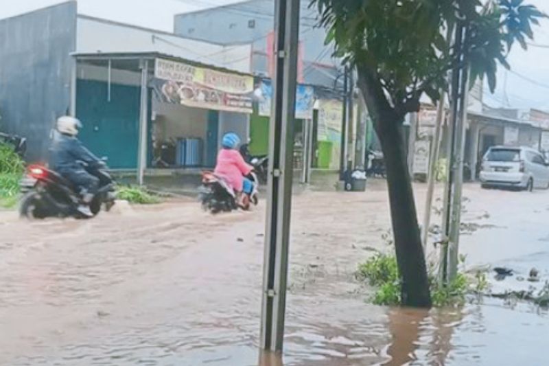 Sejumlah titik jalan raya di Kabupaten Karawang terendam banjir pada Sabtu, 25 Maret 2023 sore. (SinPo.id/Antara)