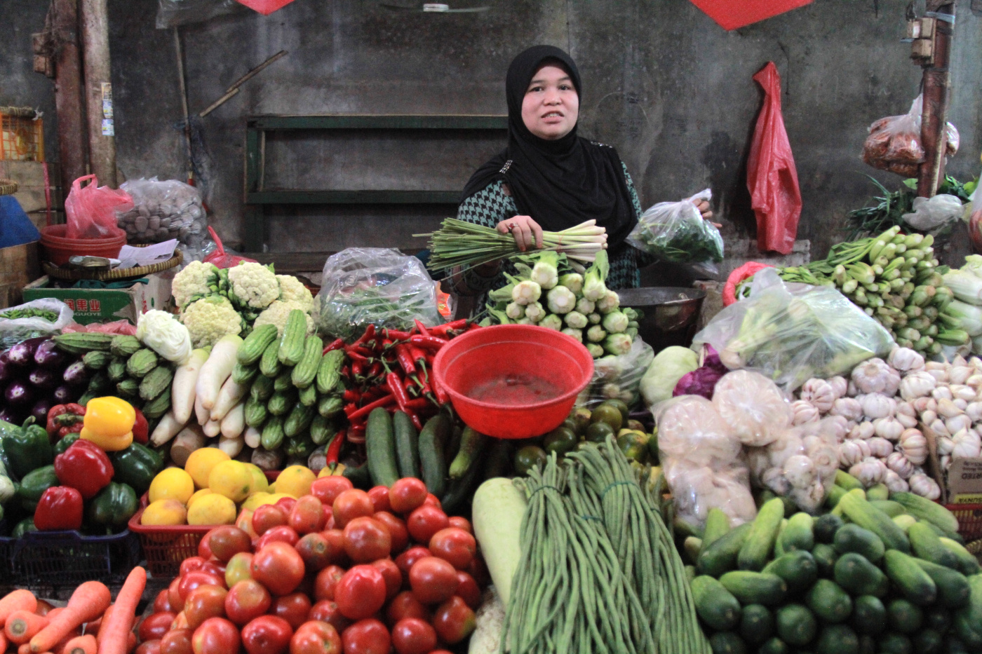 Jelang bulan suci Ramadhan harga sembako mulai mengalami kenaikan di pasar tradisional Kebayoran Lama (Ashar/SinPo.id)