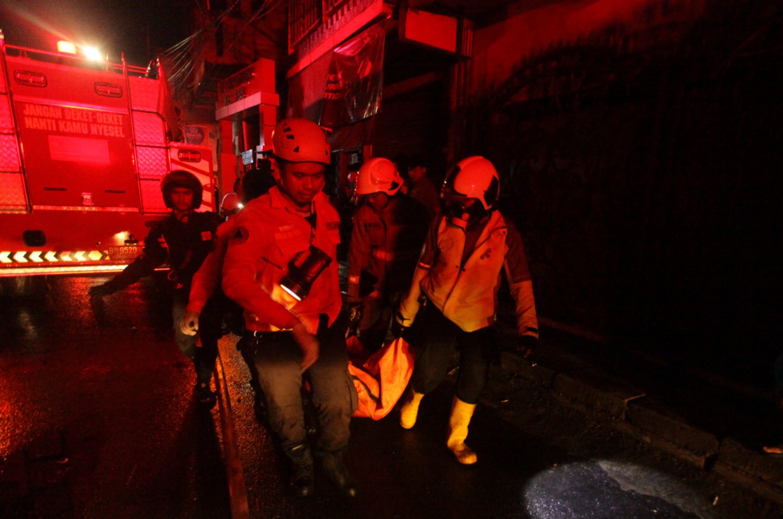 Petugas Damkar dibantu TNI dan Polri mengevakuasi jenazah kebakaran Depo Pertamina Plumpang/Ashar/SinPo.id)