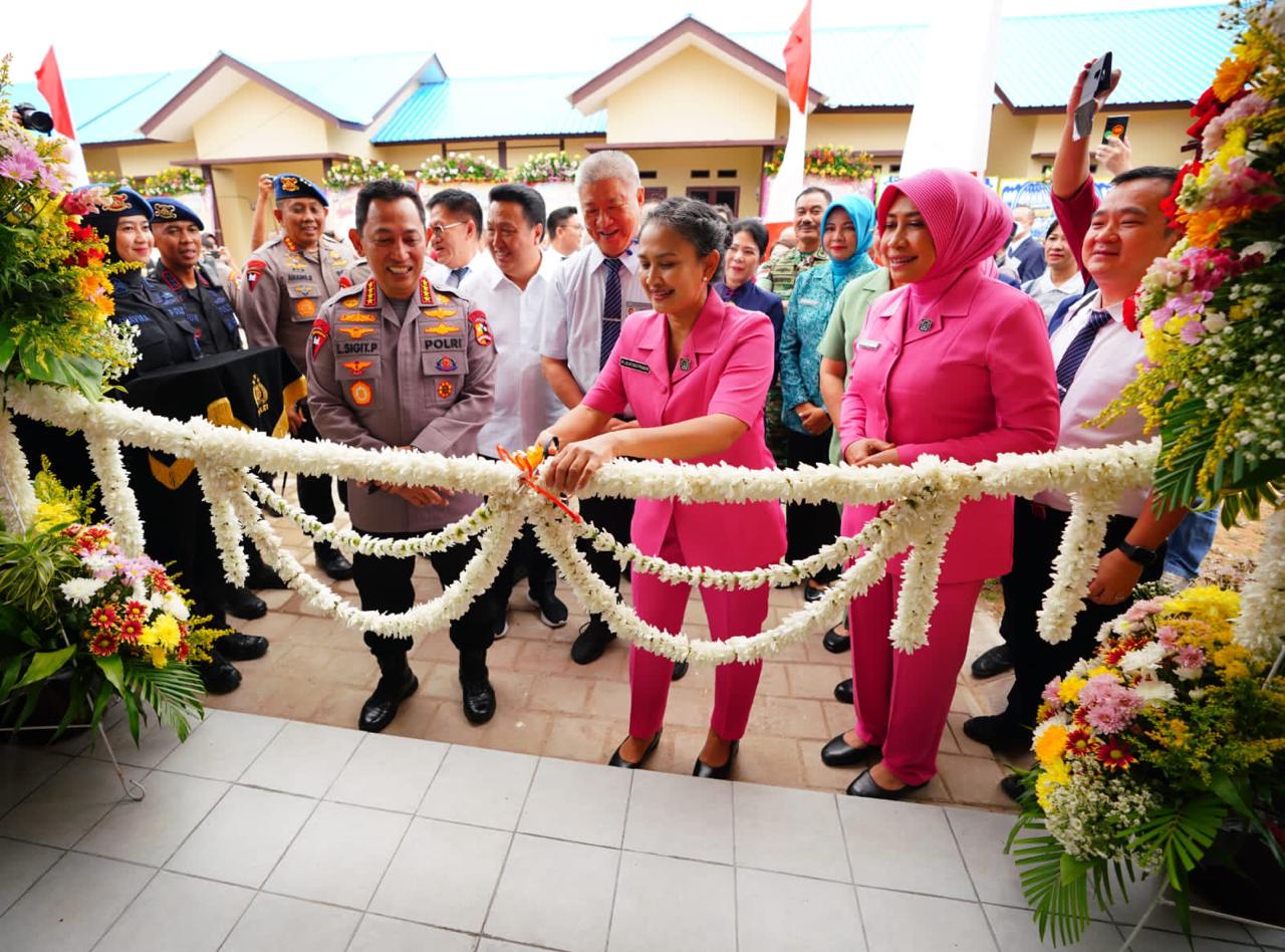 Kapolri Jenderal Listyo Sigit Prabowo saat meresmikan pembangunan asrama Brimob Polda Kalimantan Barat. (SinPo.id /Ist)