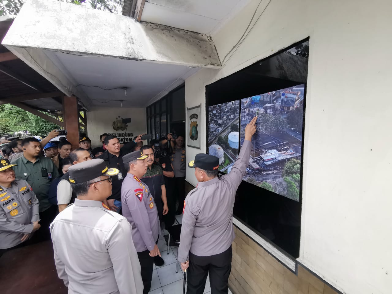 Kapolri Jenderal Listyo Sigit Prabowo meninjau lokasi kebakaran Depo Pertamina Plumpang/Dok. Polri