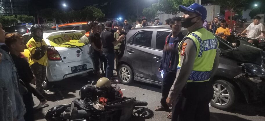 Kecelakaan beruntun di Makassar (SinPo.id/ NTMC Polri)