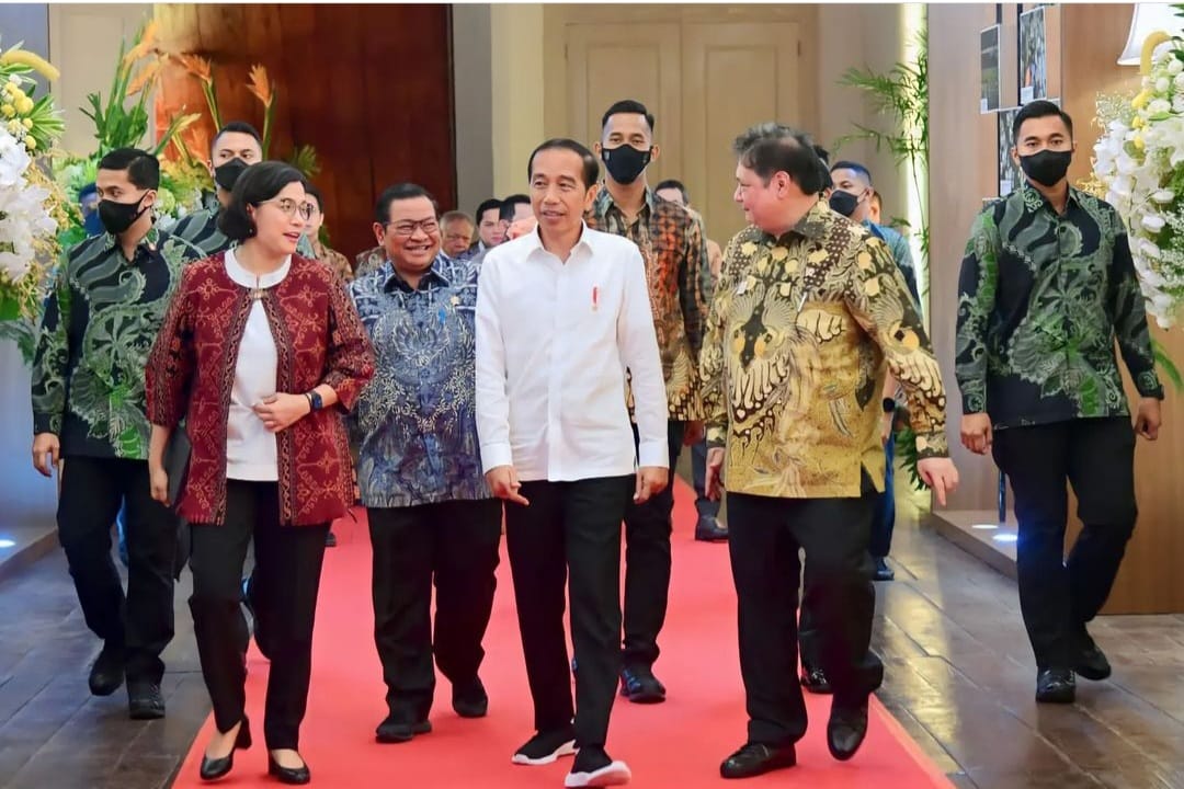 Presiden Jokowi dengan jajaran menteri/Tim Media