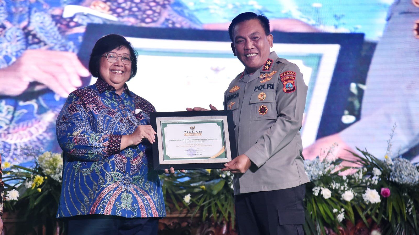 Kapolda Sumut, Irjen RZ Panca Putra Simanjuntak saat menerima penghargaan dari Menteri LHK Siti Nurbaya Bakar (Humas Polri)