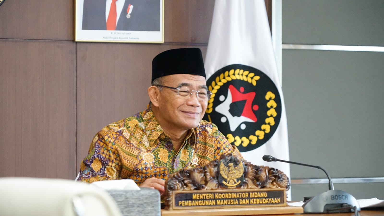 Menko PMK Muhadjir Effendy saat memimpin rapat daring dari Jakarta/SinPo.id/Humas Kemenko PMK