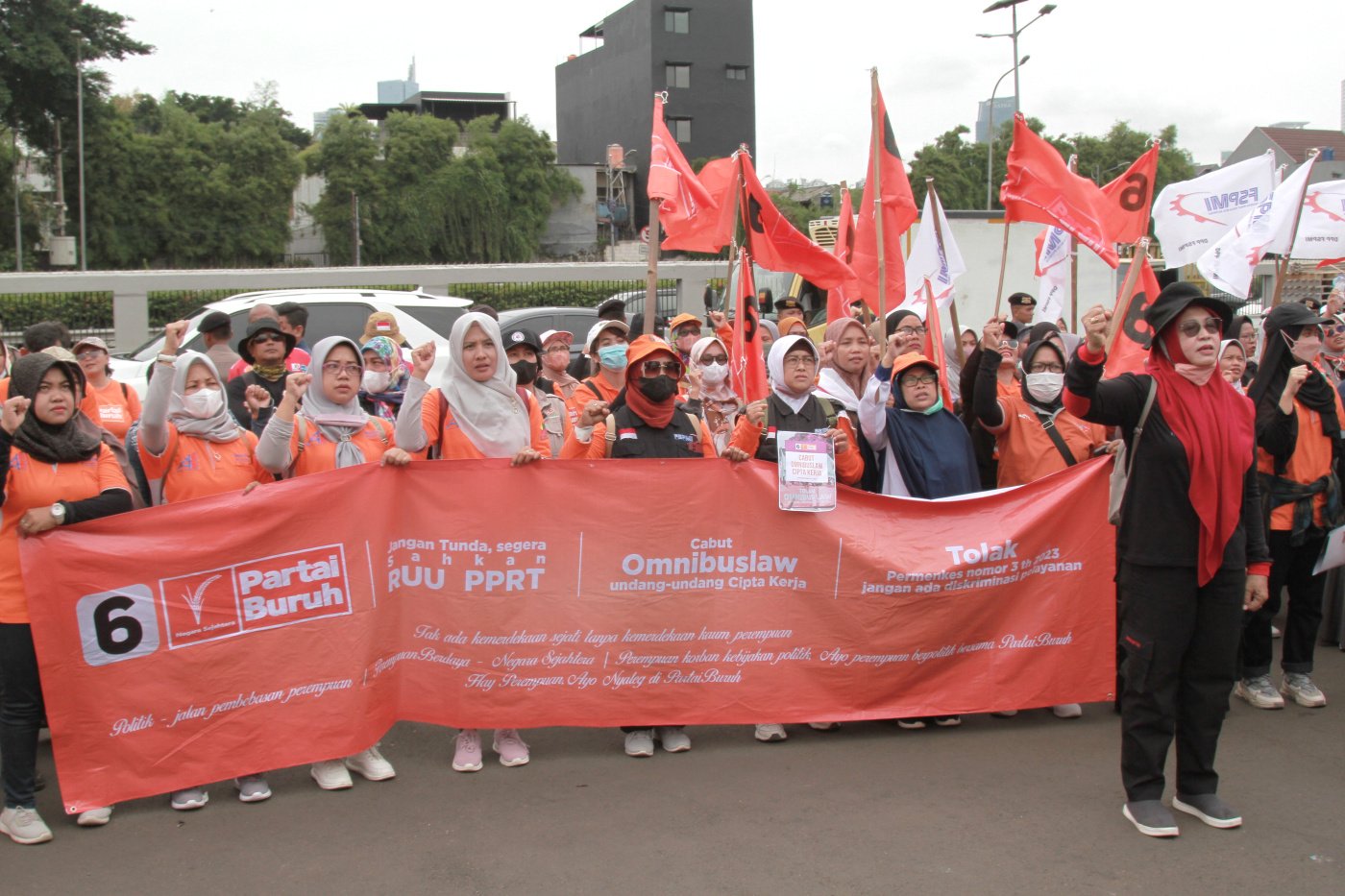 Ilustrasi Ratusan buruh perempuan dari Partai Buruh dan serikat buruh FSPMI gelar aksi demo di DPR (Ashar/SinPo.id)