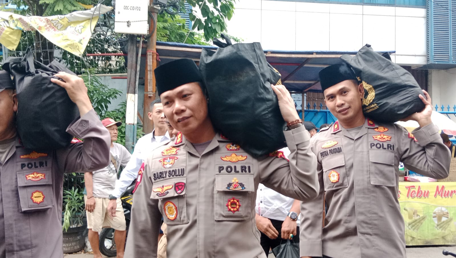 Wakapolres Jakarta Barat AKBP Sarly Sollu saat mendistribusikan bansos dari Kapolri (SinPo.id/ Humas Polri)