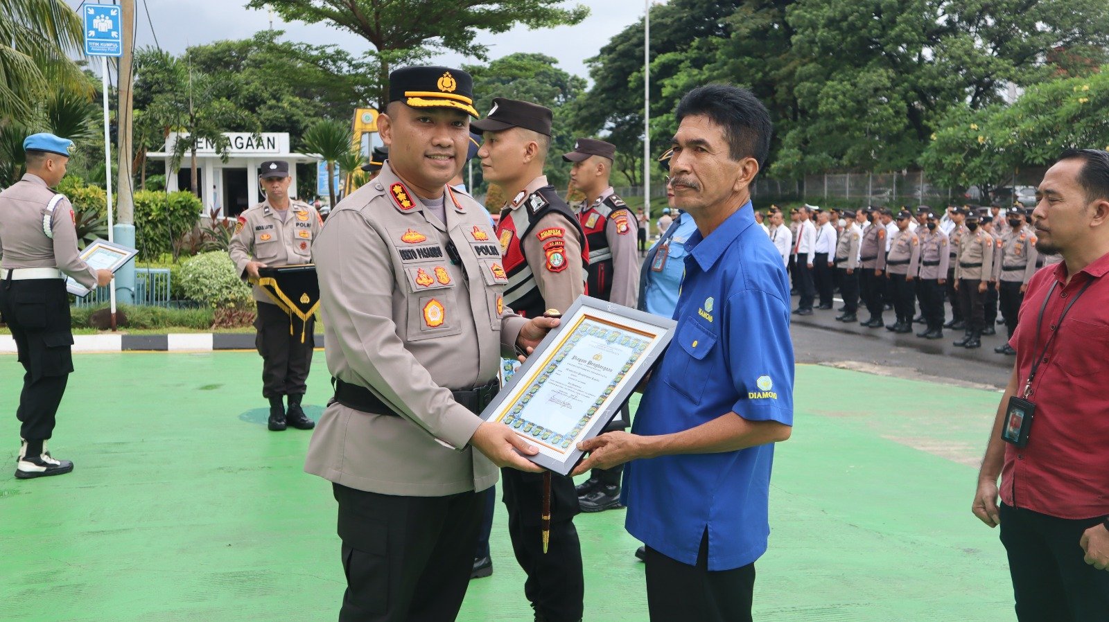 Kapolresta Bandara Soetta Kombes Roberto saat memberi penghargaan ke sopir taksi Diamond (Humas Polda Metro Jaya)