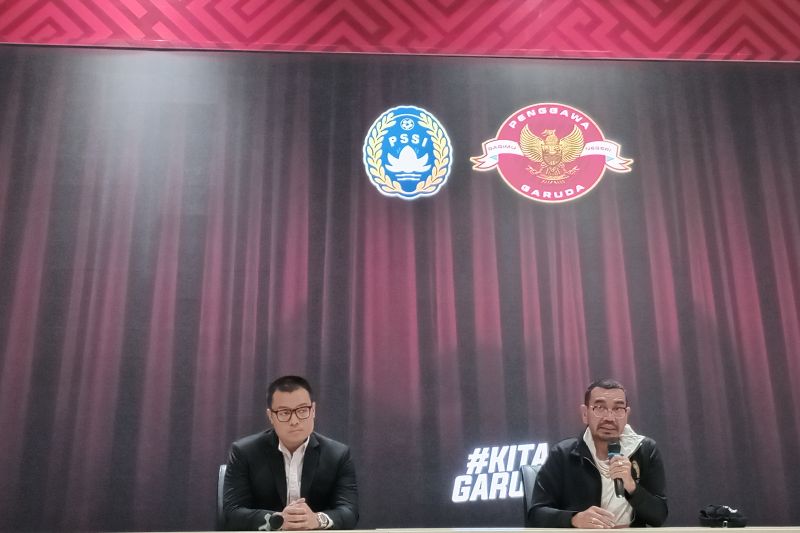 Anggota komite eksekutif PSSI Arya Sinulingga (kanan) dalam konferensi pers di GBK Arena, Jakarta pada Minggu 26 Maret 2023. (SinPo.id/Antara)