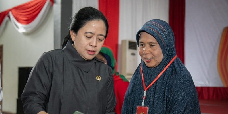 Puan saat membagikan sertifikat kepada korban gempa Cianjur/Tim Media