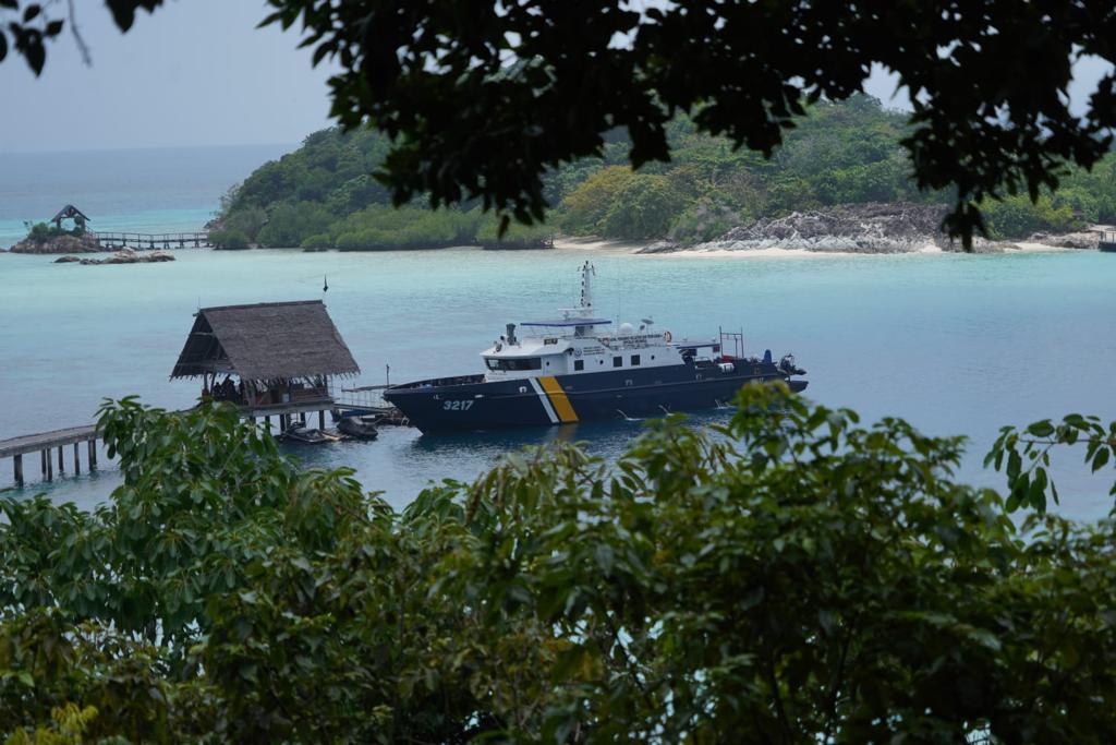 Kapal Kementrian KKP saat mendatangi resort milik PT PB/KKP