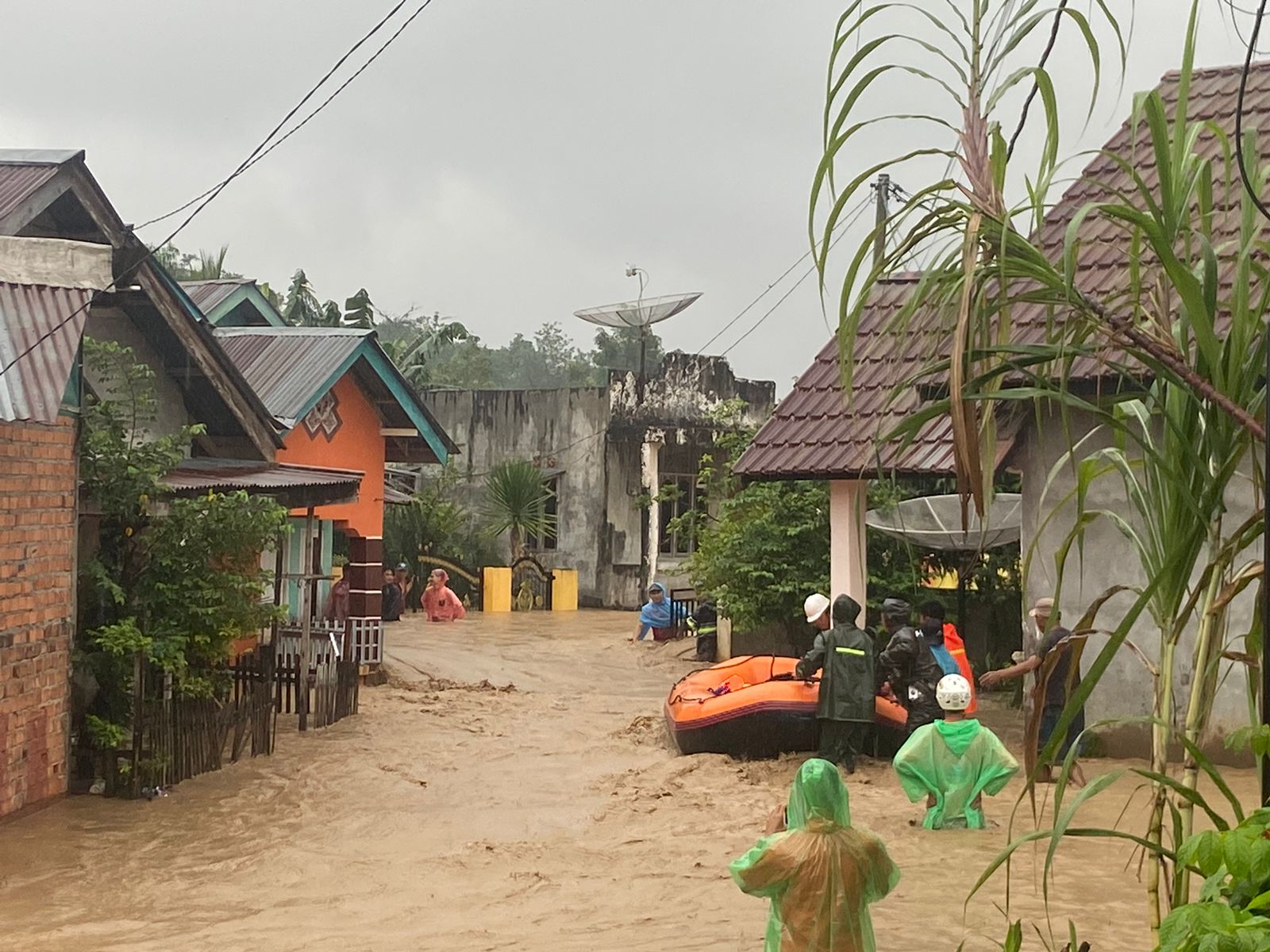 Banjir di Kabupaten Lahat, Provinsi Sumatera Selatan pada Kamis 9 Maret 2023 (BNPB)