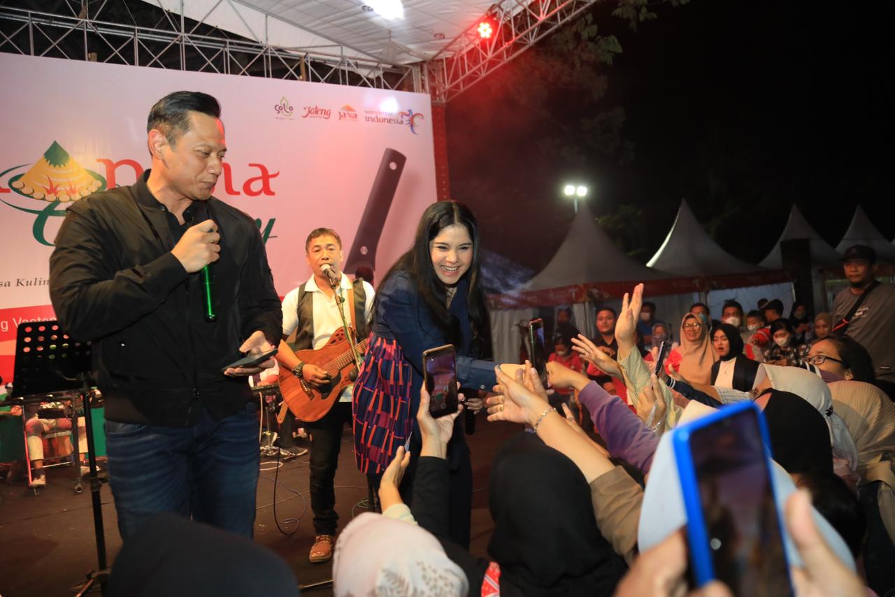 Ketua Umum Partai Demokrat Agus Harimurti Yudhoyono (AHY) dan istrinya Annisa Pohan menghibur Festival Kuliner Indonesia yang digelar di Lapangan Benteng Bastenburg, Solo/Dok. Partai Demokrat