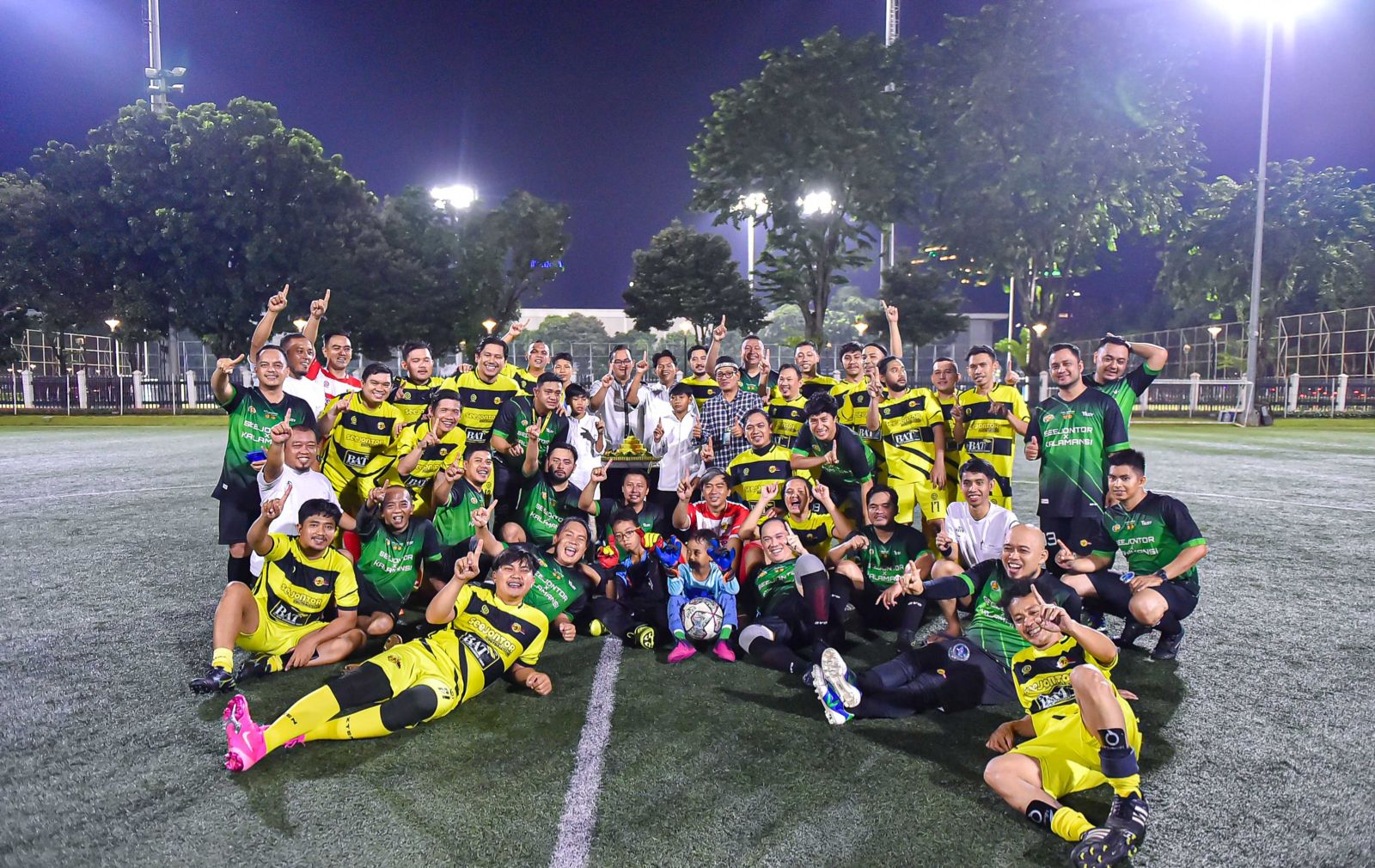 Seejontor FC berbagi kasih dengan Panti Asuhan Putra Nusa di Lapangan C, Komplek Gelora Bung Karno, Senayan, Jakarta/Dok. SJFC