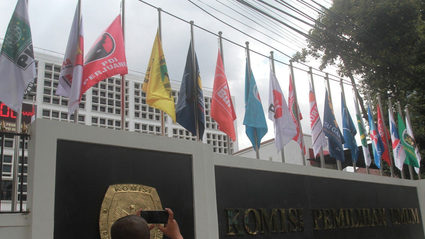 Bendera parpol peserta Pemilu 2024 di KPU/ SinPo.id/ Ashar SR