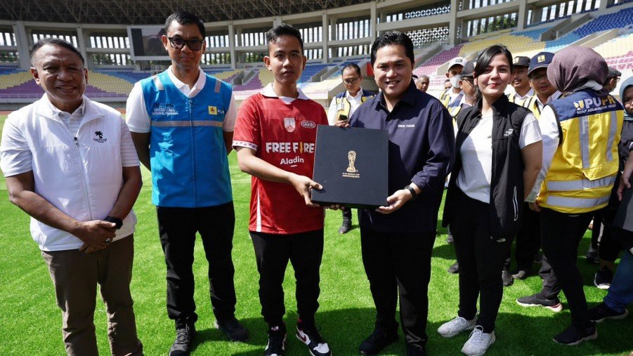 Ketua Umum PSSI Erick Thohir saat meninjau Stadion Manahan (PSSI)