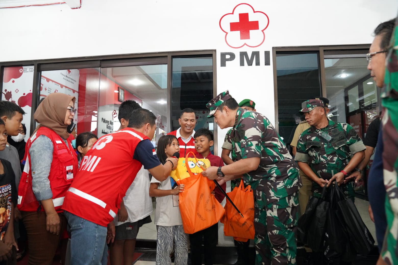 Panglima TNI Laksmana Yudo Margono beri bantuan kepada korban kebakaran/Puspen TNI