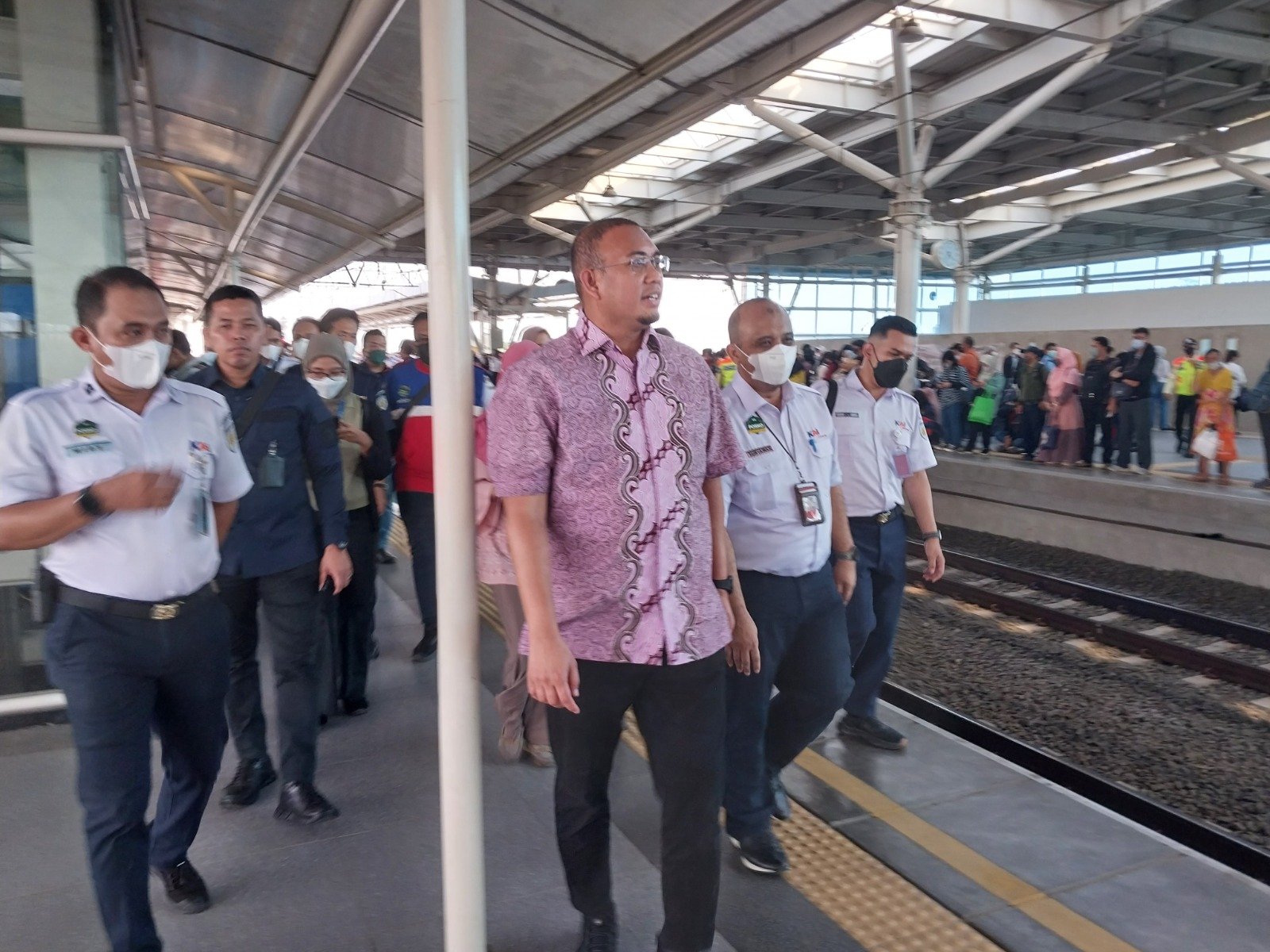 Anggota Komisi VI DPR RI Andre Rosiade melakukan inspeksi mendadak (sidak) ke Stasiun Manggarai pada Senin, 17 April 2023. (Galuh Ratnatika/SinPo.id)