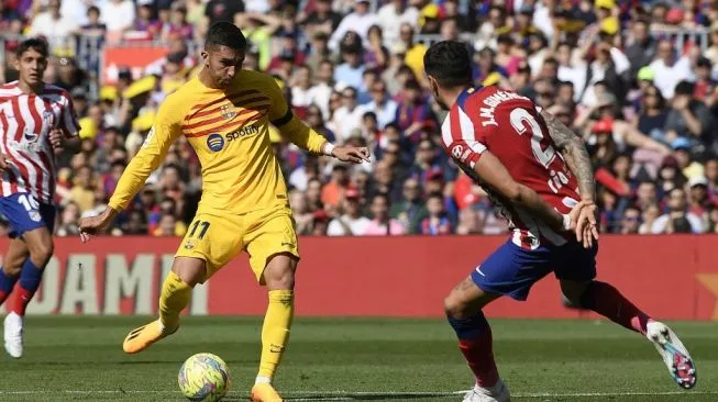 Ferran Torres (kiri) mencetak gol semata wayang timnya saat berjumpa Atletico Madrid di pekan ke-30 Liga Spanyol 2022-2023 pada 23 April 2023. (SinPo.id/AFP)