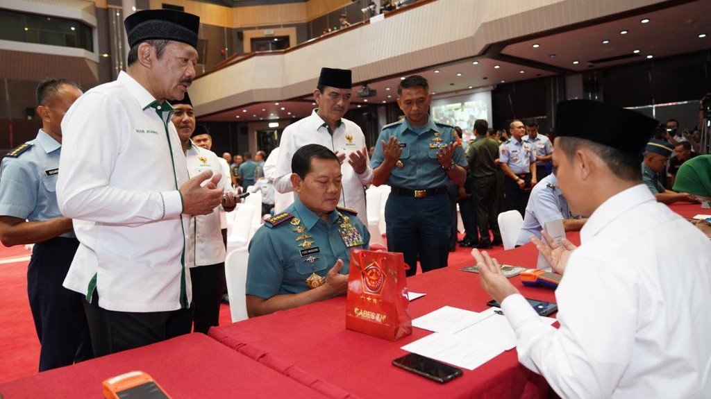 Panglima TNI Laksamana Yudo Margono saat tunaikan zakat di Baznas (SinPo.id/ Puspen TNI)