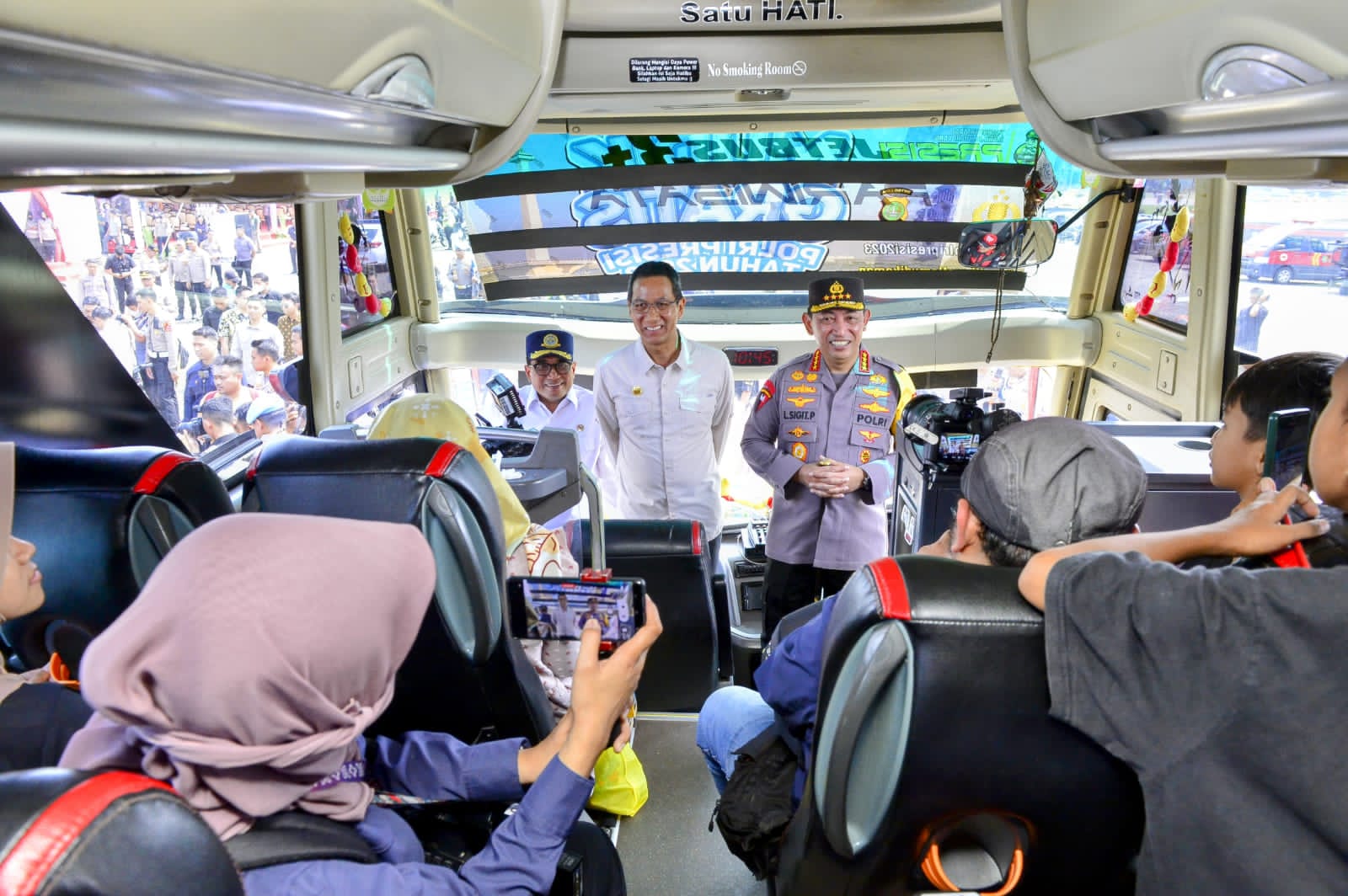 Kapolri Jenderal Listyo Sigit Prabowo menggagas program mudik gratis Sebanyak 23 ribu orang itu diangkut menggunakan 434 bus ke 14 kabupaten di empat provinsi berbeda. (SinPo.id/Dok. Polri)