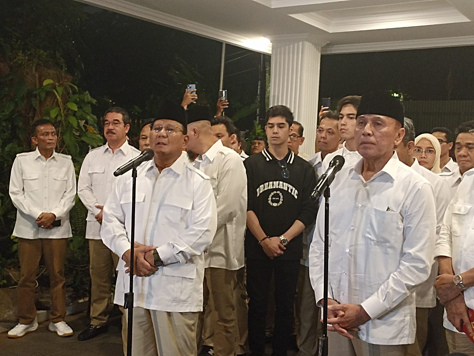 Eks Ketua Umum PSSI Mochamad Iriawan diperkenalkan Ketua Umum Partai Gerindra Prabowo Subianto sebagai kader Partai Gerindra pada Kamis, 27 April 2023. (SinPo.id/Sigit Nuryadin)