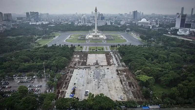 Suasana pembangunan Plaza Selatan Monumen Nasional (Monas) di Jakarta pada Senin, 20 Januari 2020. (SinPo.id/ANTARA)
