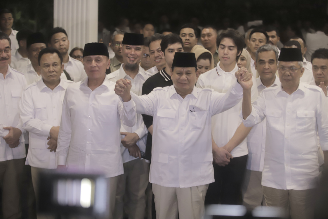 Ketua Umum Gerindra Prabowo Subianto menyambut hangat Mochamad Iriawan atau akrab disapa Iwan Bule resmi bergabung ke Partai Gerindra (Ashar/SinPo.id)