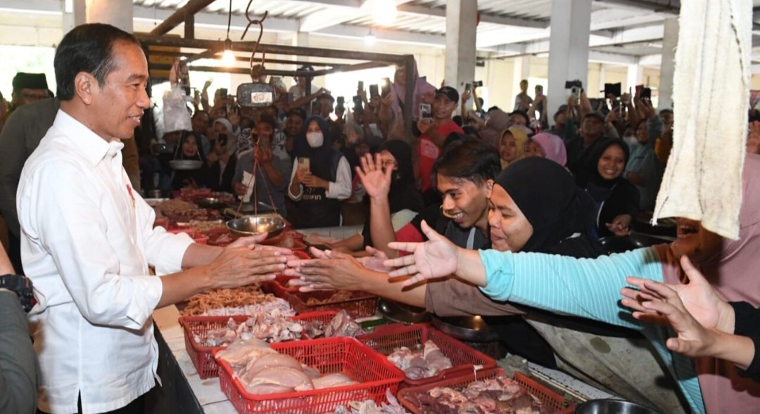 Presiden Jokowi meninjau haraga kebutuhan pokok di Pasar Kelap, Kota Cilegon. (SinPo.id/Dok. Setpres)