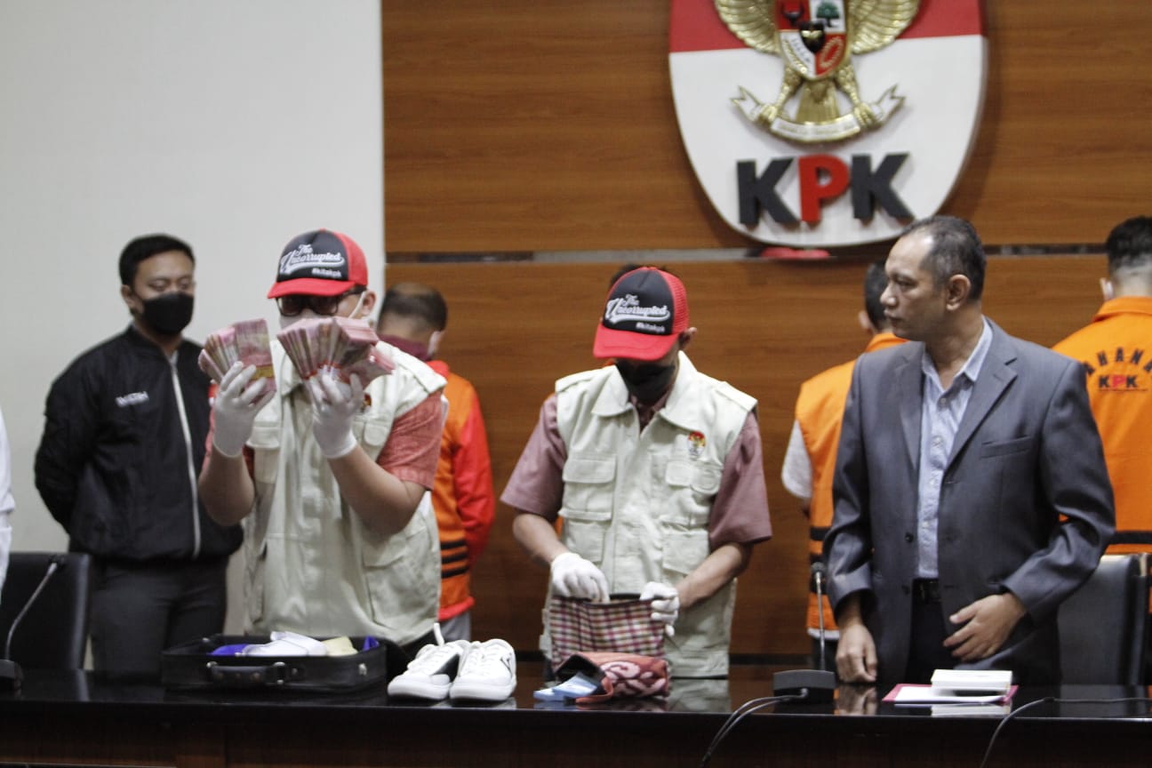 Alat bukti yang ditemukan dari tangan para tersangka suap Pemkot Bandung/SinPo.id