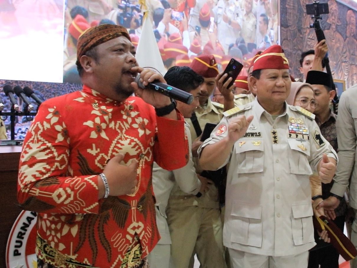 Abah Lala bernyanyi bersama Prabowo/Sinpo.id/Tim Media