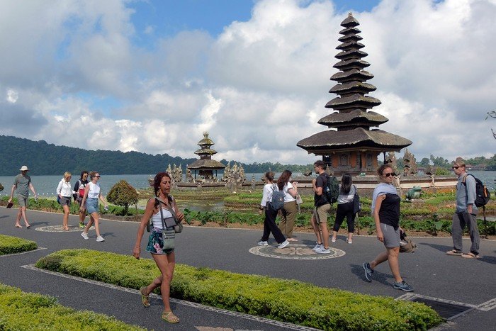Ilustrasi. Wisatawan di objek wisata Ulun Danu Beratan, Tabanan, Bali. (SinPo.id/Antara)