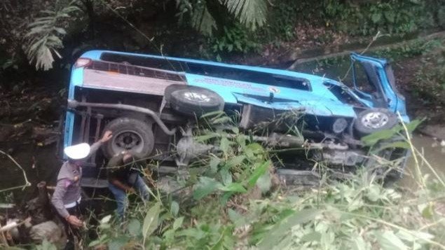 Minibus yang membawa bocah SD terjun ke jurang (SinPo.id/ NTMC Polri)