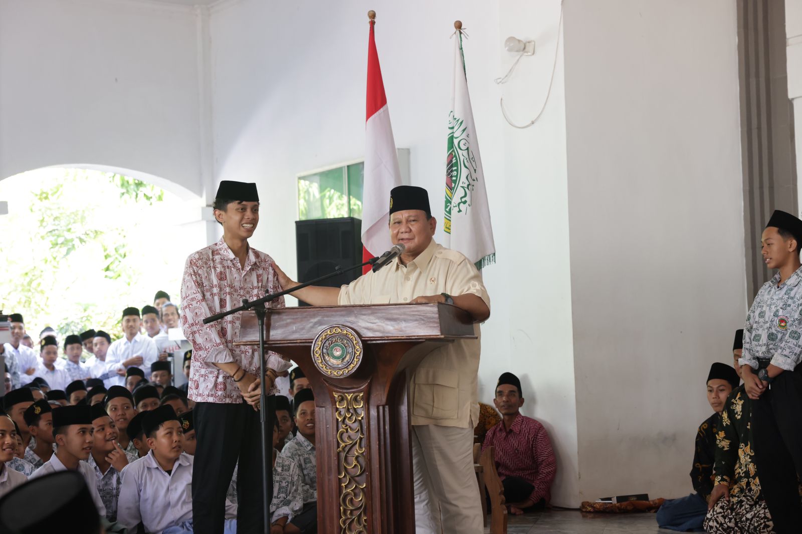 Prabowo saat memberi kuis kepada santri (Sinpo.id/Tim Media)