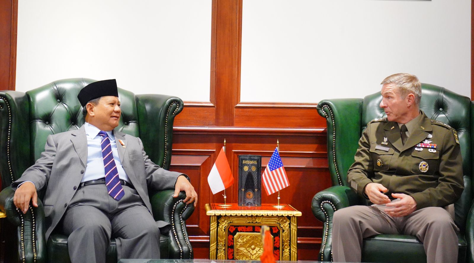 Menhan Prabowo saat berbincang dengan Kasad AS James C. Mcconville (SinPo.id/ Dok. Kemhan)