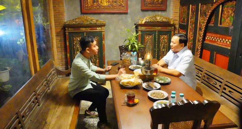 Prabowo Subianto saat bertemu Gibran Rakabuming di Solo (SinPo.id/ Tim media Prabowo)