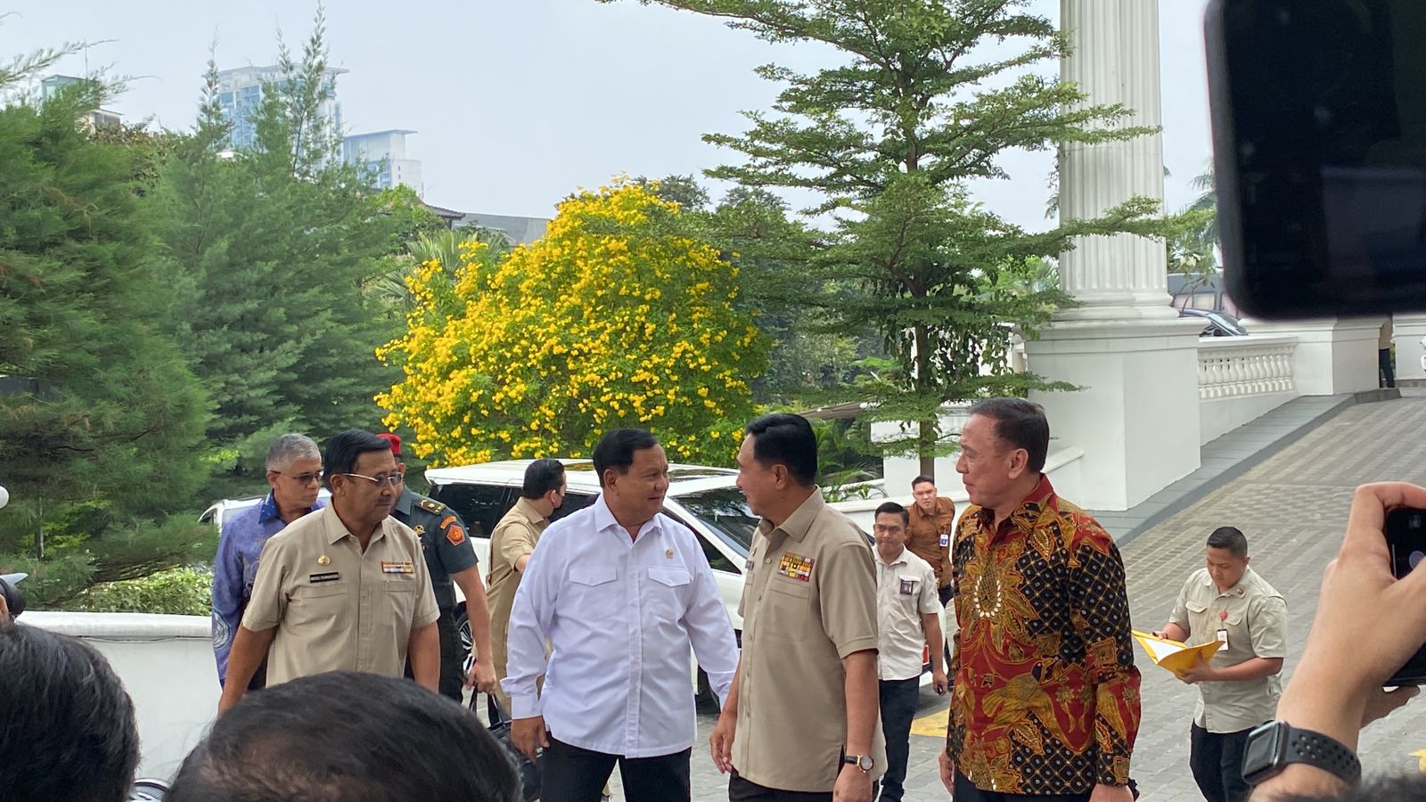 Menhan Prabowo Subianto menemui sejumlah purnawirawan Polri di kantor Pusat Purnawirawan (PP) Polri, Dharmawangsa, Jakarta Selatan pada Senin, 15 Mei 2023 siang. (SinPo.id/Galuh Ratnatika)