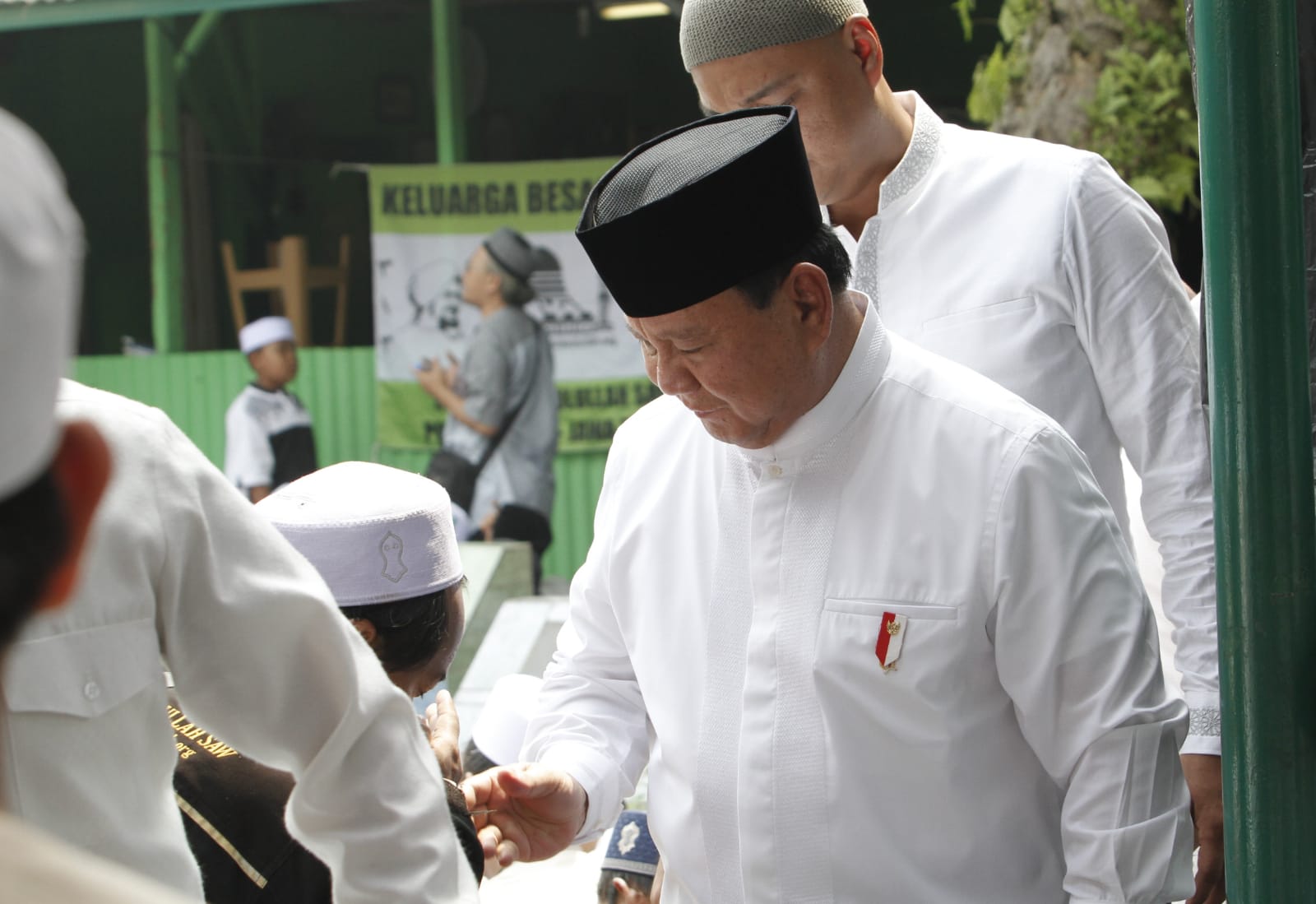 Prabowo bertemu para hadirin acara Haul Habib Munzir (Sinpo.id/Ashar)