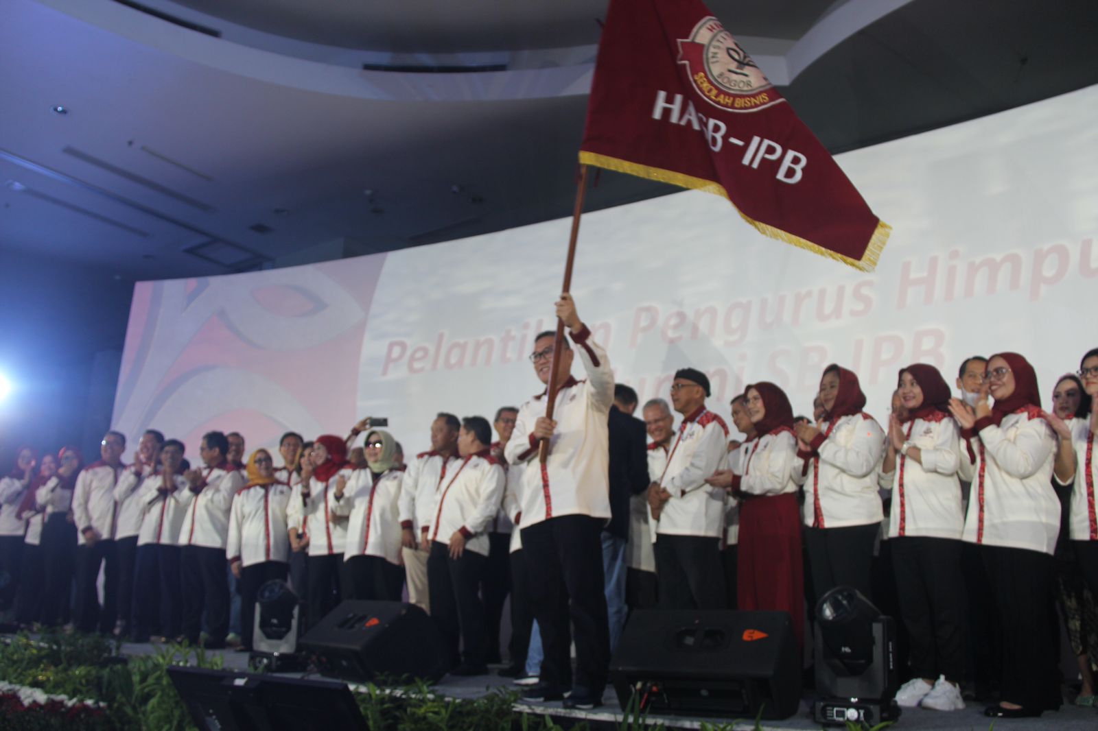 Pelantikan pengurus HA SB-IPB periode 2022-2026 di IPB International Convention Center, Bogor, Jawa Barat pada Minggu, 14 Mei 2023. (SinPo.id/HA SB-IPB)