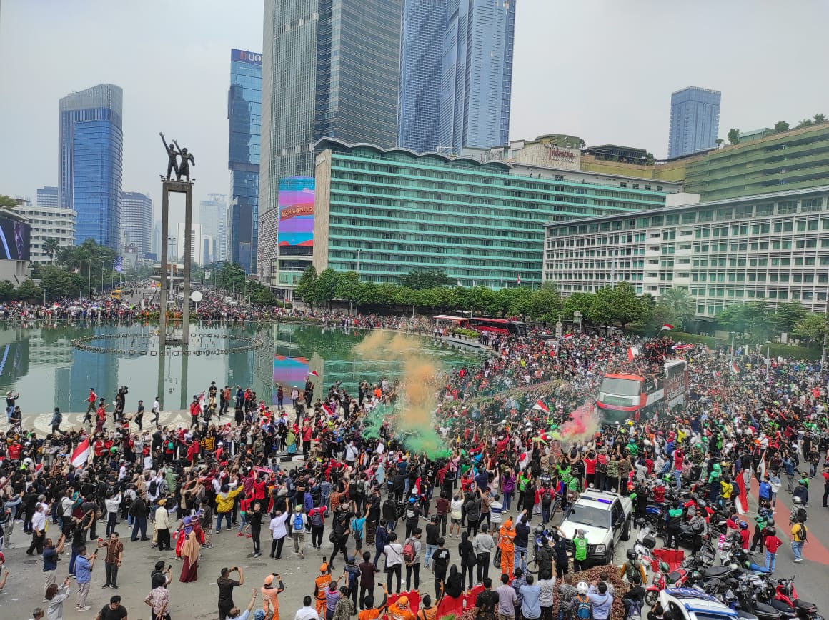 Timnas Indonesia mendapat sambutan meriah dari masyarakat di Bundaran HI, Jakarta (Sinpo.id/Ashar)