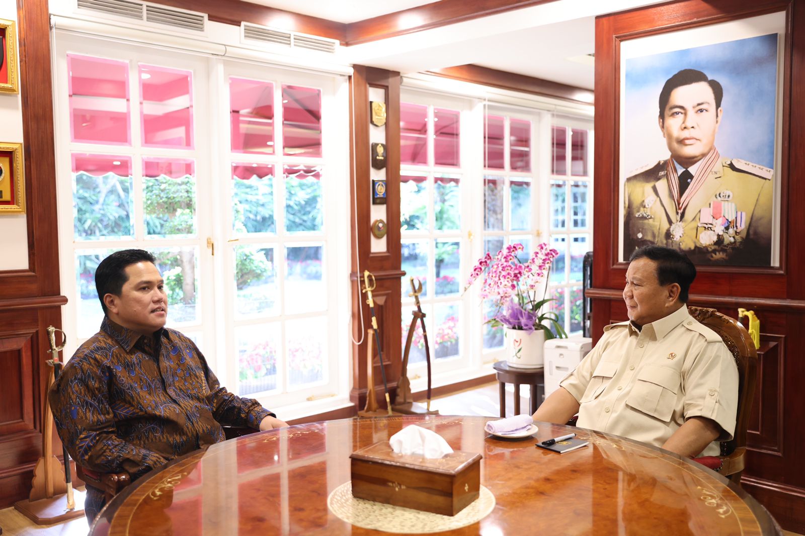 Menteri Pertahanan Prabowo Subianto mengucapkan selamat kepada Ketua Umum PSSI Erick Thohir