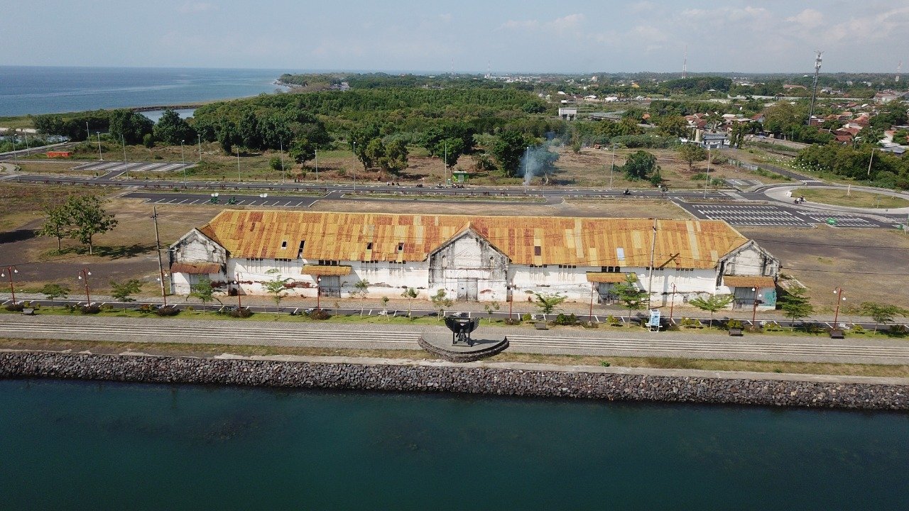 -  Gedung Tua di kawasan pantai Boom Marina Kabupaten Banyuwangi, Jawa Timur. (SinPo.id/Ist)